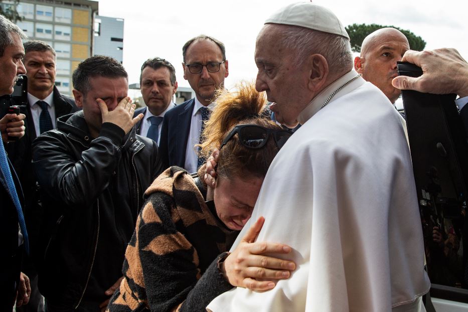 L’abbraccio tra madre e Papa, dialogo sul dolore