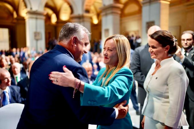 L'abbraccio a Budapest fra il presidente del Consiglio, Giorgia Meloni, e il primo ministro d'Ungheria, Viktor Orban