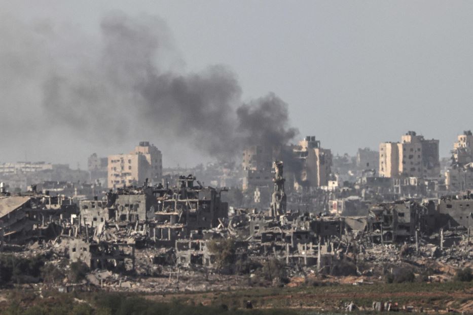 Un'immagine scattata da Sderot, in Israele, mostra la distruzione nell'enclave di Gaza