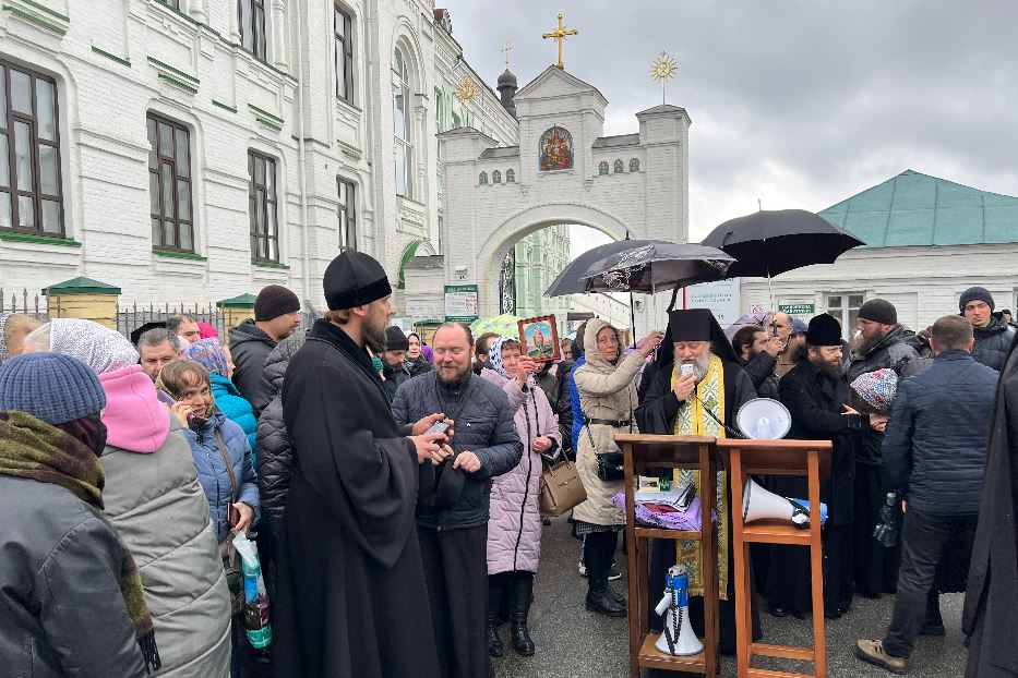 Le proteste a marzo contro la cacciata dei sacerdoti a Pechersk-Lavra, il “Monastero delle grotte” di Kiev