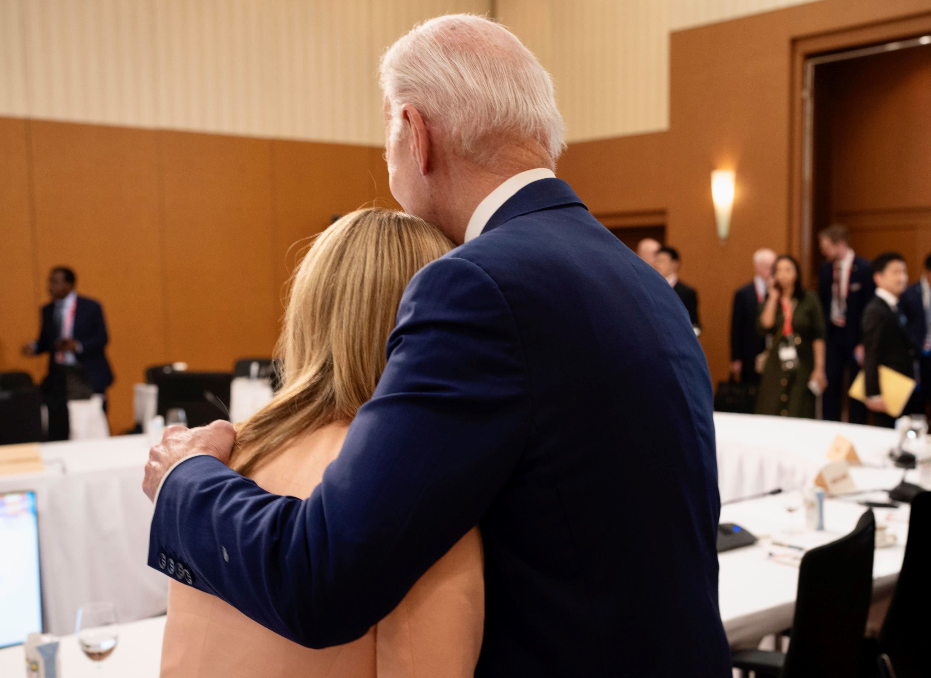 Meloni abbracciata dal presidente Biden, solidale per l'Emilia Romagna