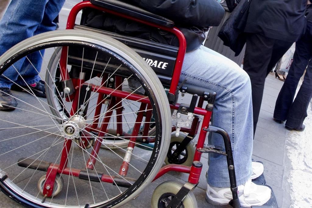 Un disabile sulla sedia a rotelle