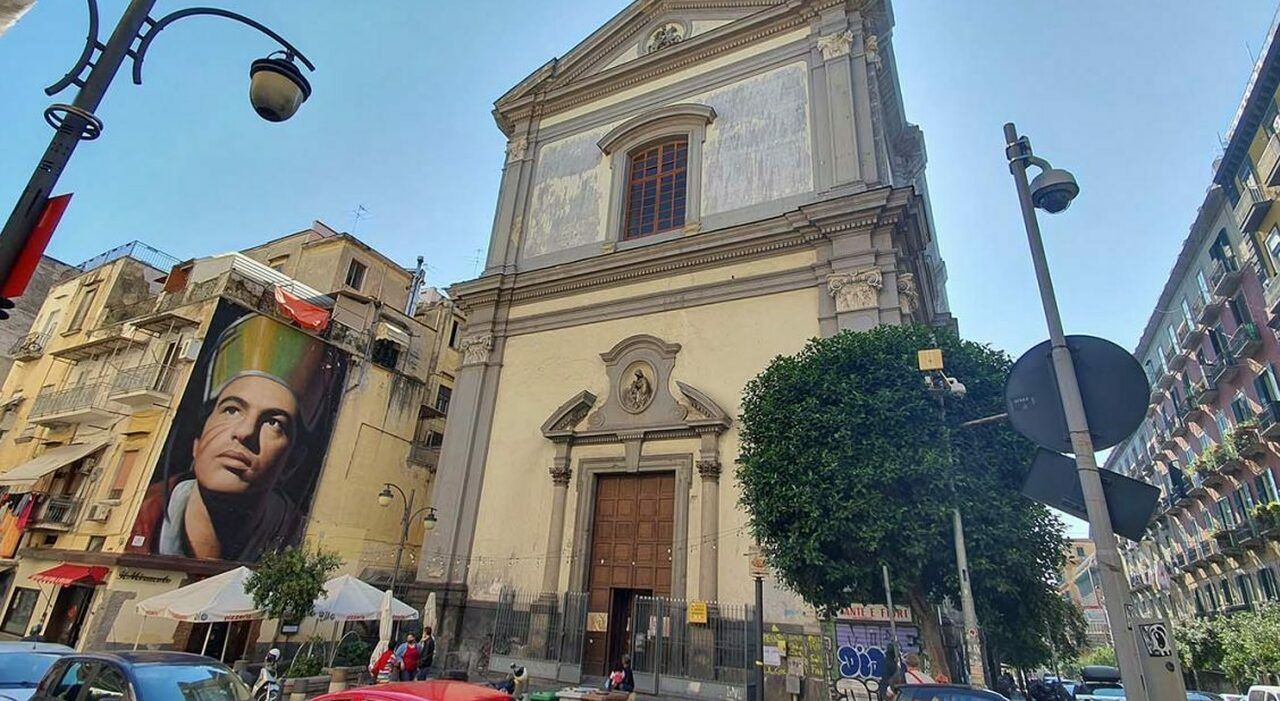 La chiesa di San Giorgio e il murale di San Gennaro a Forcella