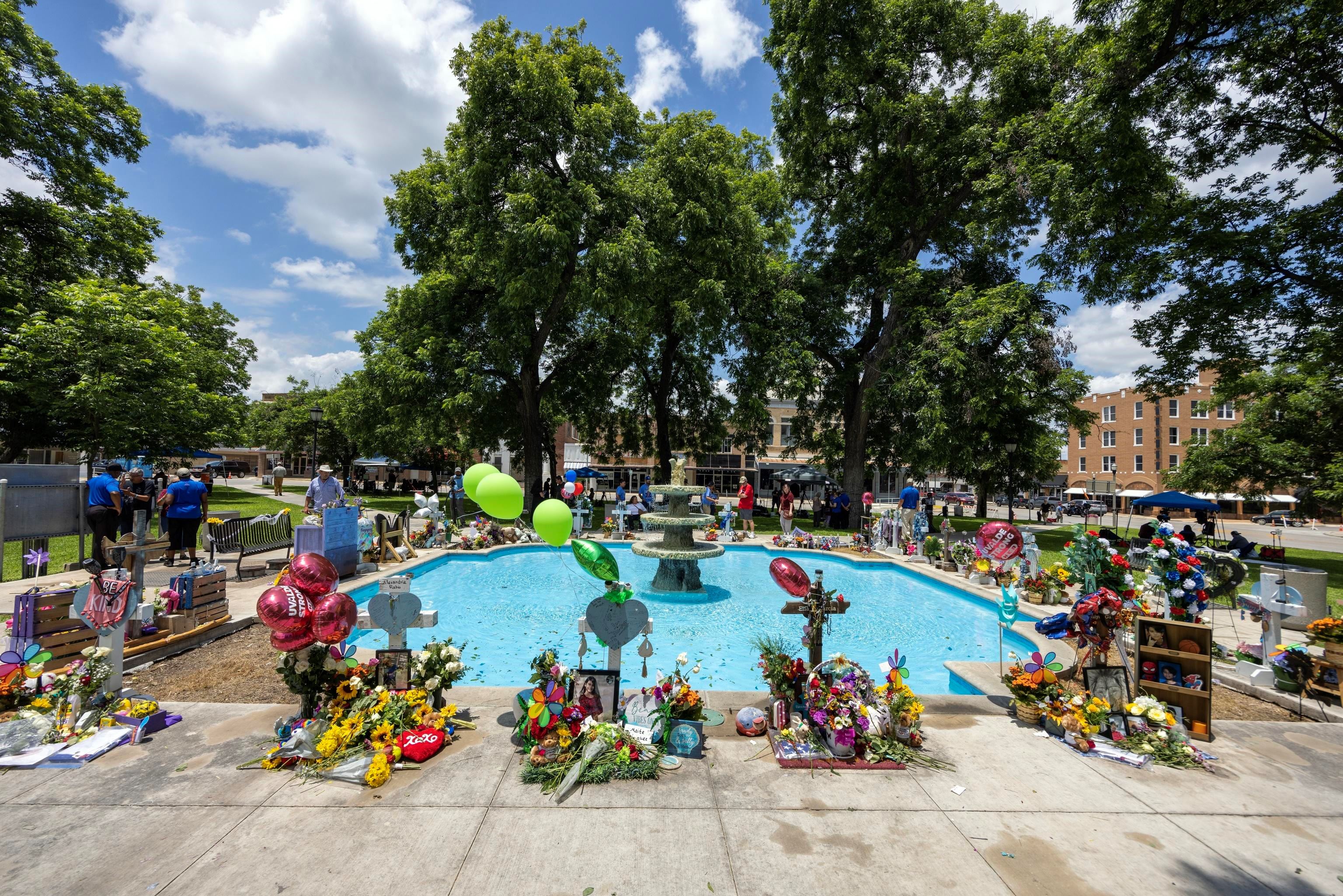 Il memoriale spontaneo per i 19 studenti e due insegnanti assassinati alla Robb Elementary School di Uvalde in Texas il 24 maggio 2022