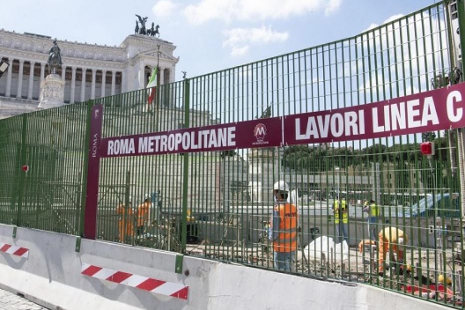 Smottamento nella notte nel cantiere della metro C a Piazza Venezia