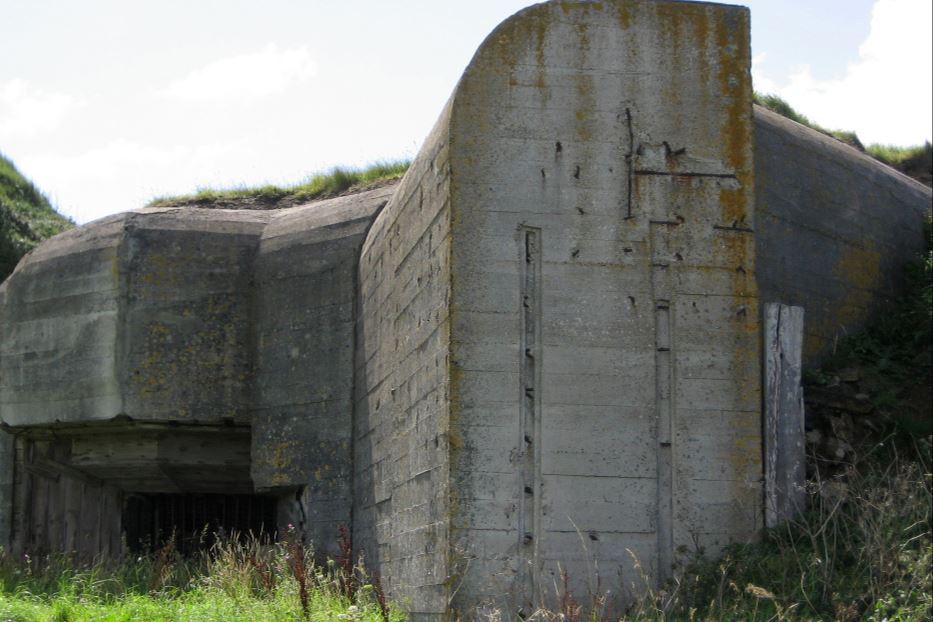 Resti di un bunker nel campo di concentramento di Alderney