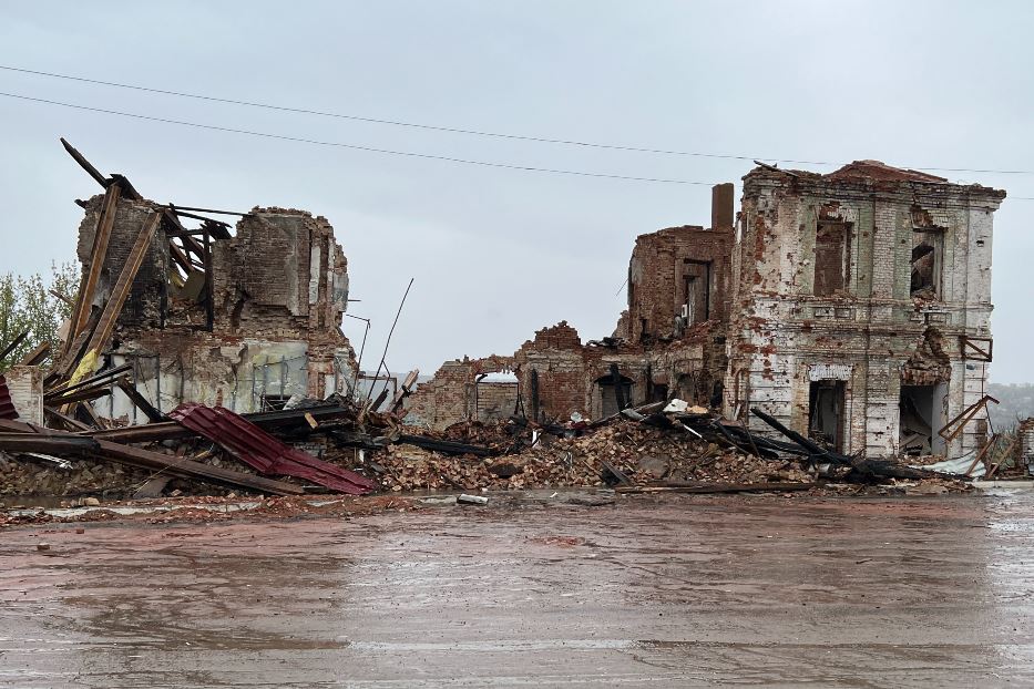 Un palazzo bombardato nel centro di Kupyansk, città a ridosso della linea del fronte