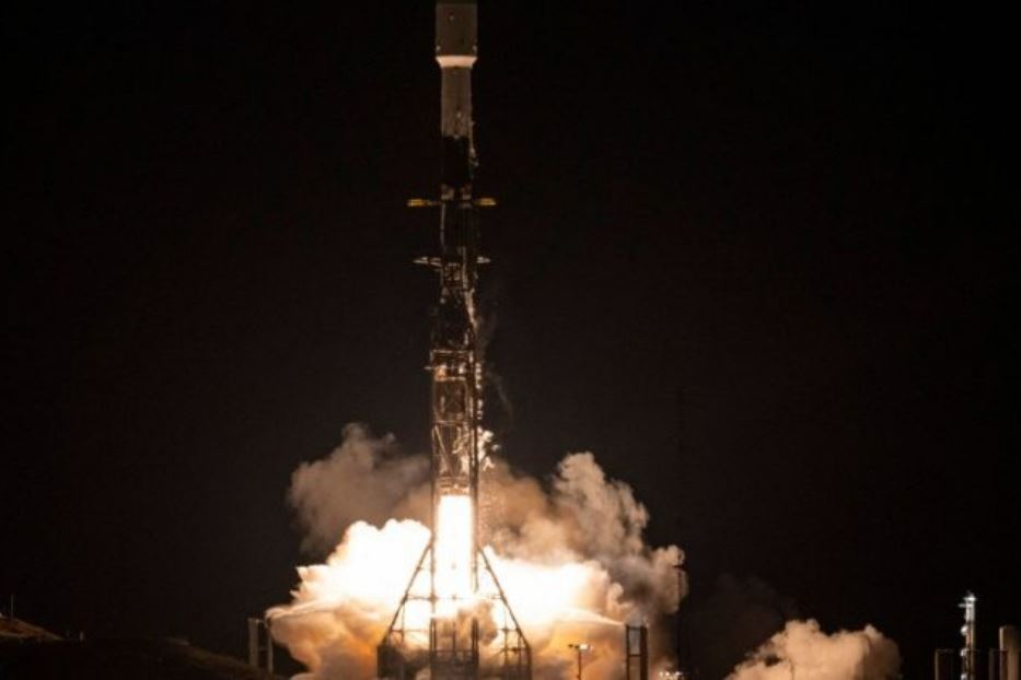Un razzo Falcon 9 parte dalla base di Vandenberg nel 2022