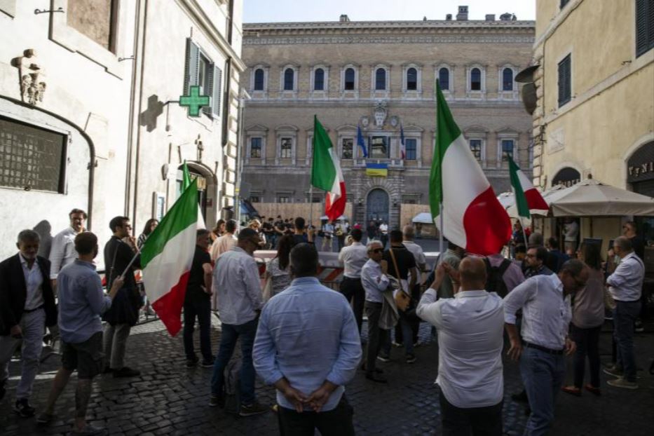 Una recente manifestazione davanti all'ambasciata francese