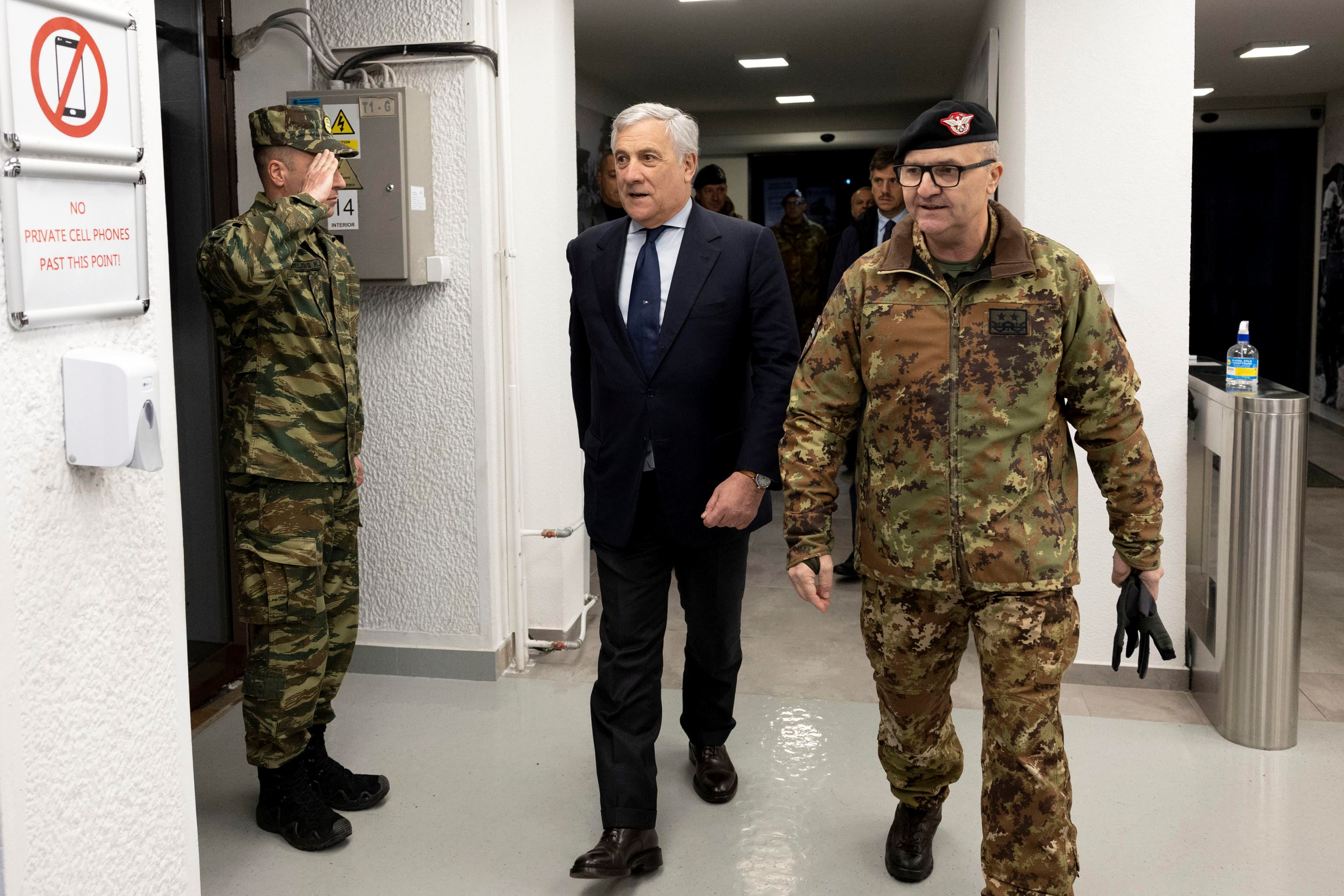 Il generale italiano Angelo Michele Ristuccia con il ministro degli Esteri Antonio Tajani