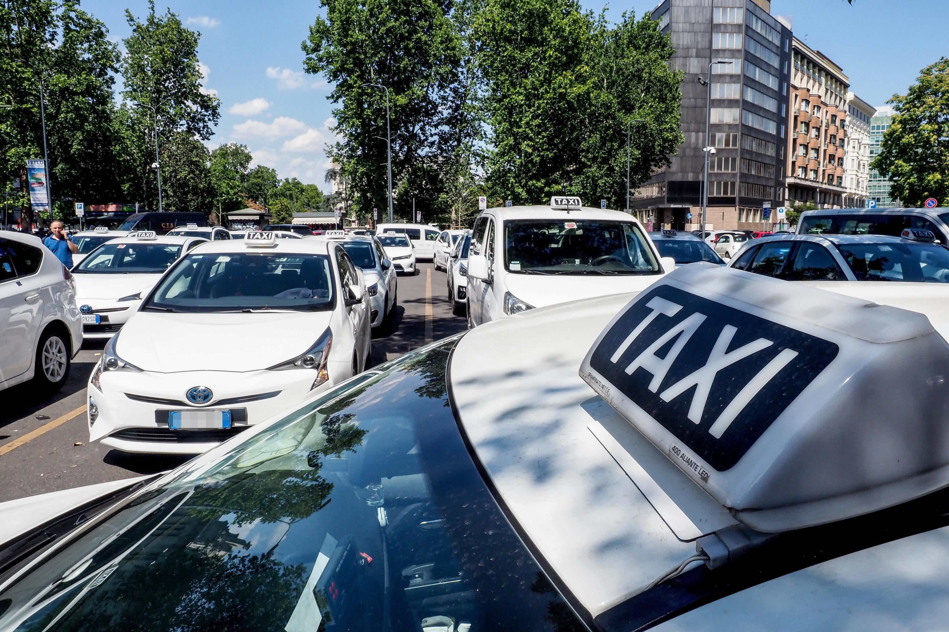 L'Antitrust bacchetta Roma, Milano e Napoli: taxi insufficienti