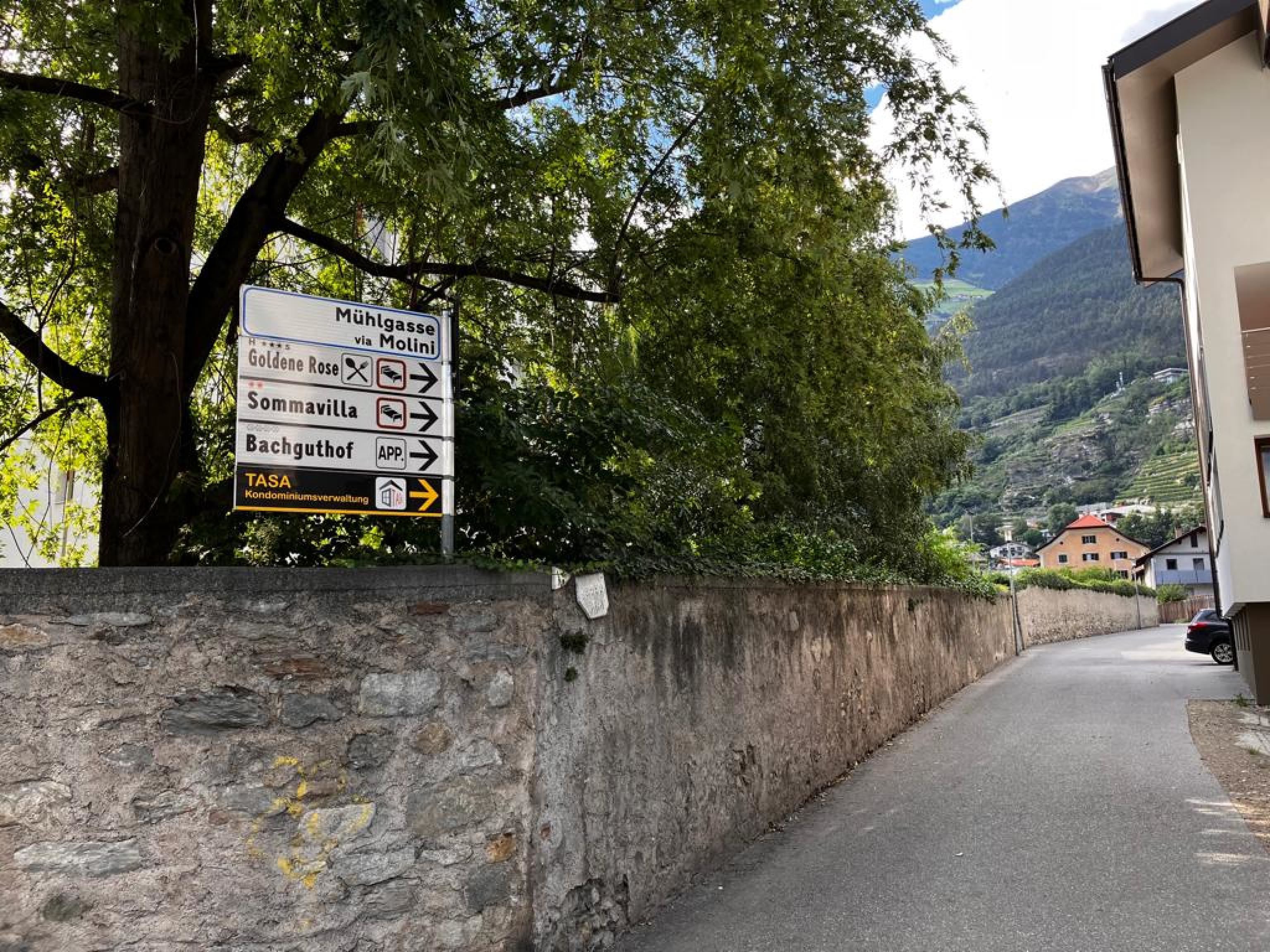 La strada di Silandro, in provincia di Bolzano, in cui si trova la casa dove è stata trovata morta Celine