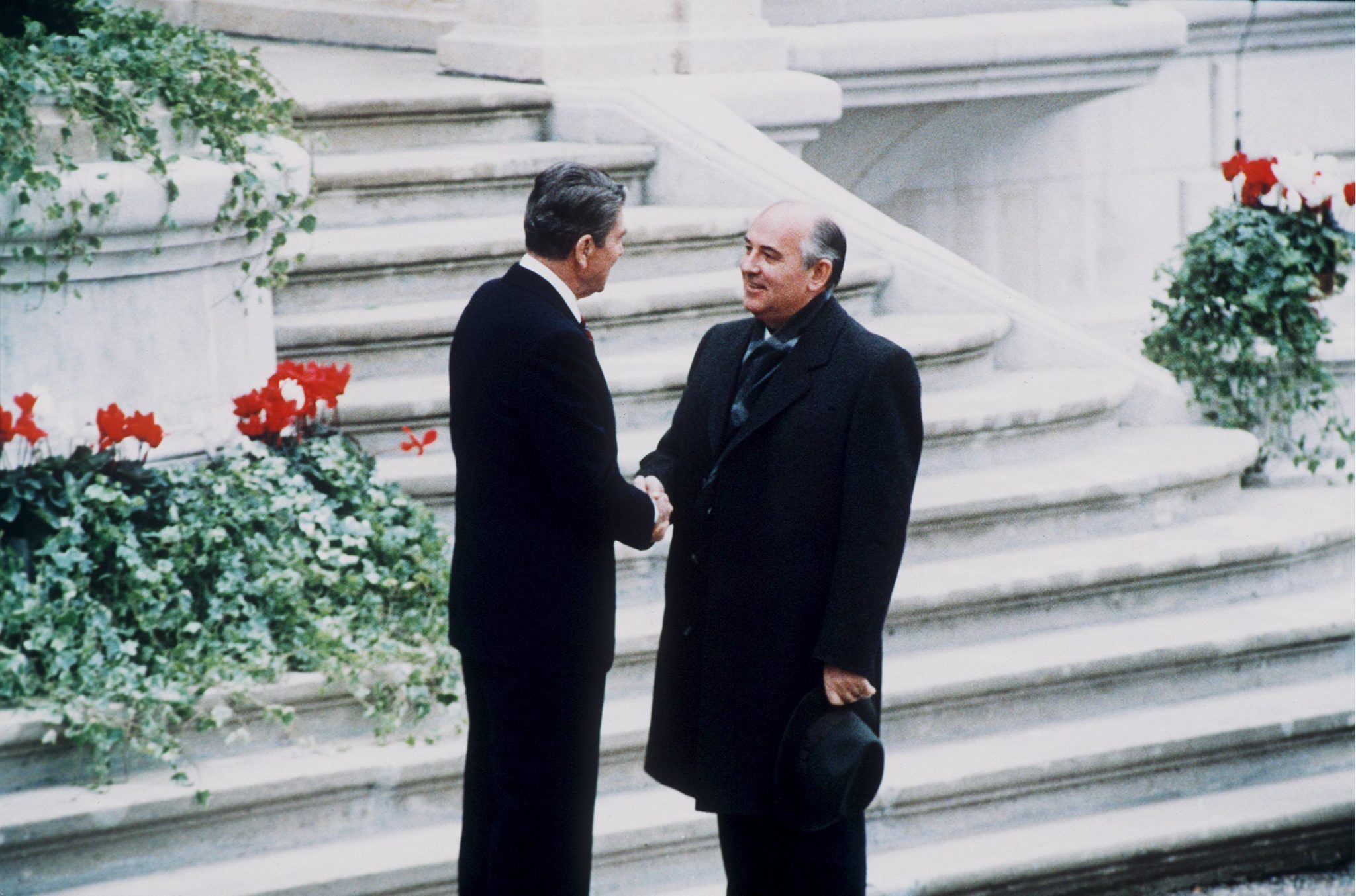 Ronald Regan e Michail Gorbaciov in un summit preparatorio a Ginevra il 21 novembre 1985