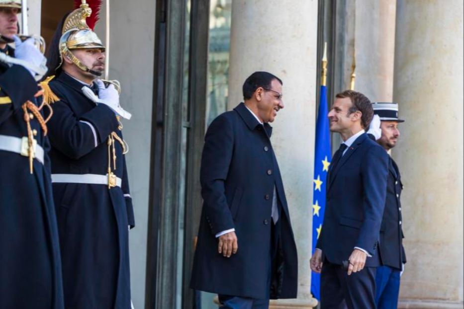 Il presidente nigerino Mohamed Bazoum ricevuto all’Eliseo da Emmanuel Macron