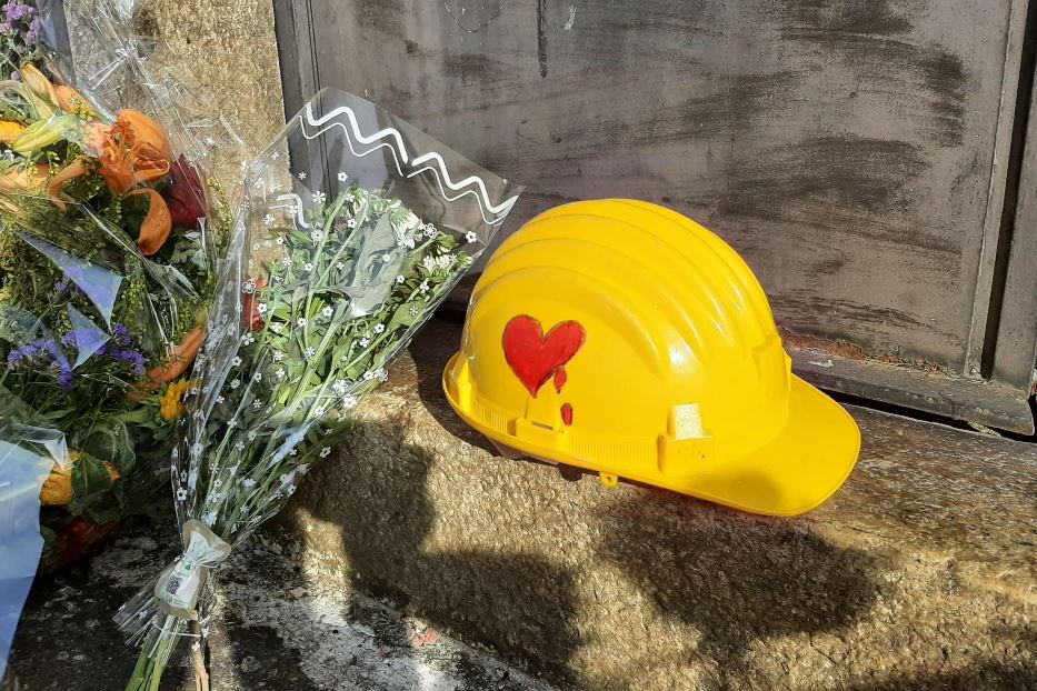 Fiori e caschetti gialli alla stazione di Brandizzo