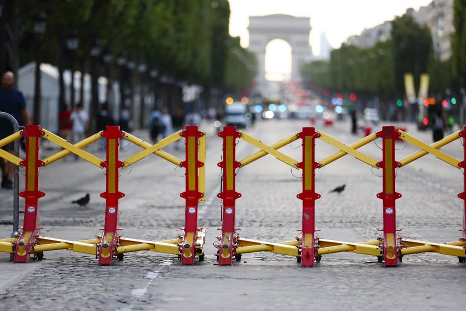 Misure di sicurezza a Parigi vicino all'Arco di Trionfo