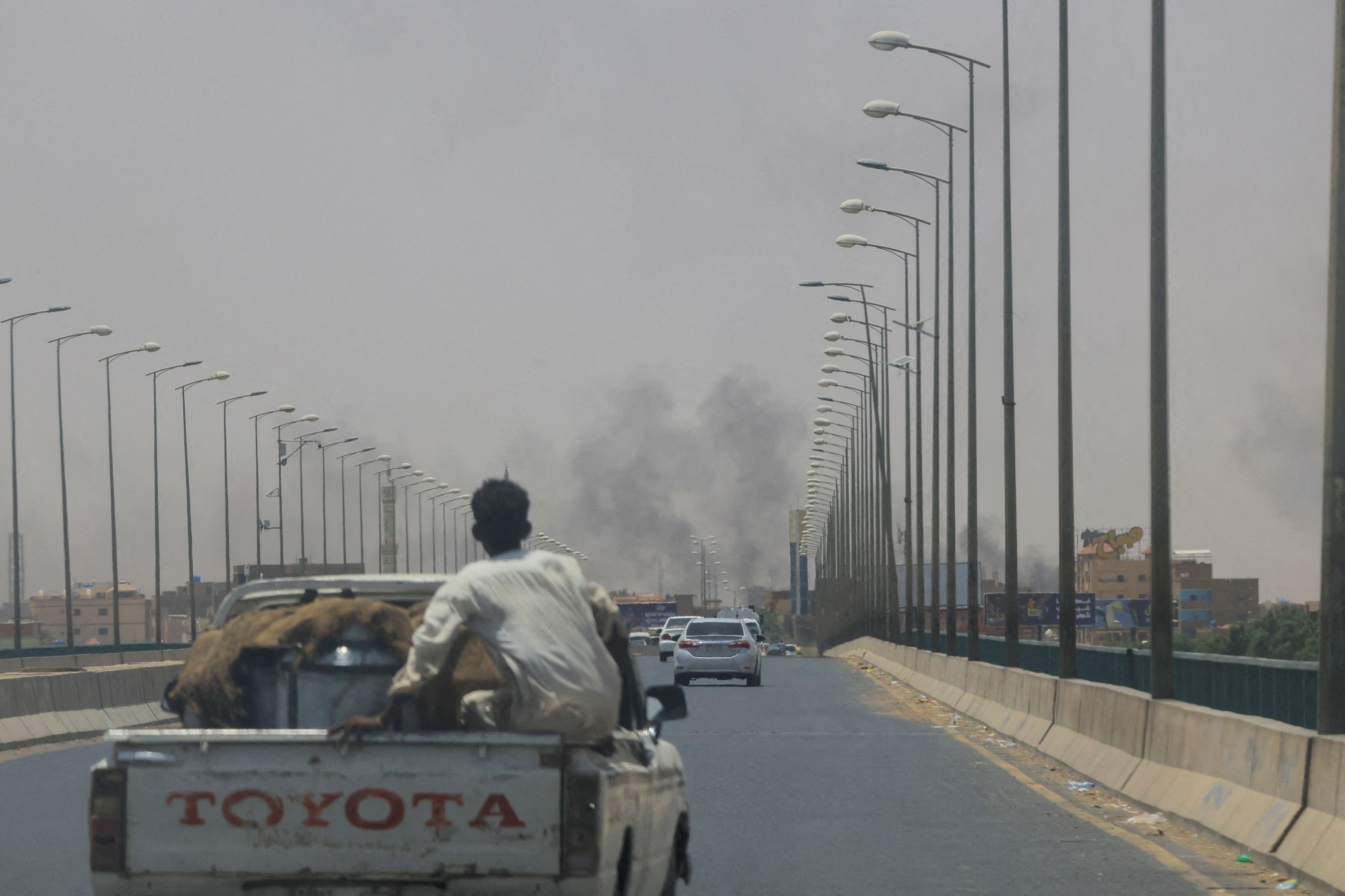 Il fumo dei bombardamenti su Omdurman visto dalla parte settentrionale della vicina capitale Khartum