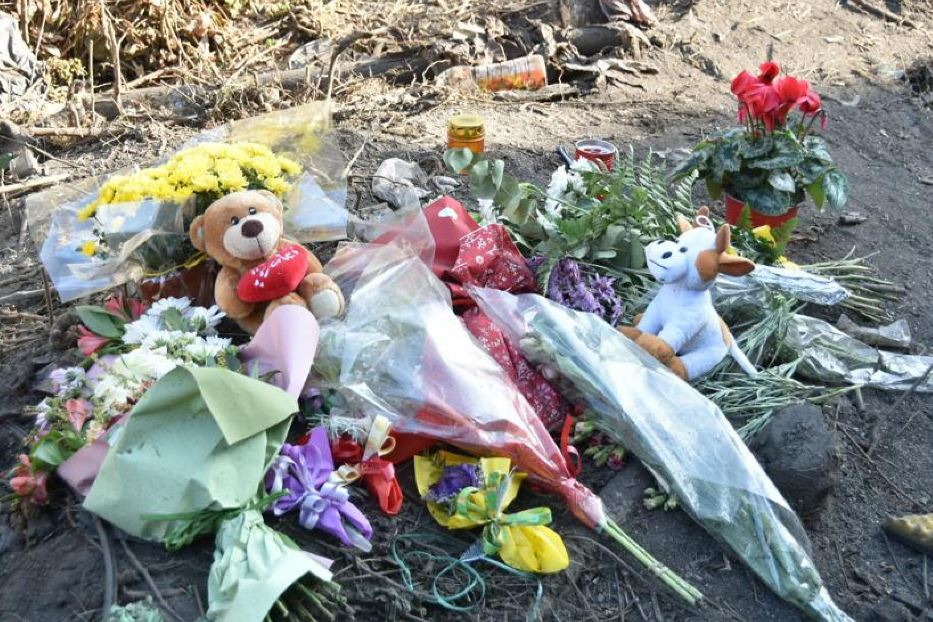 Fiori e peluche sul luogo dell'incidente