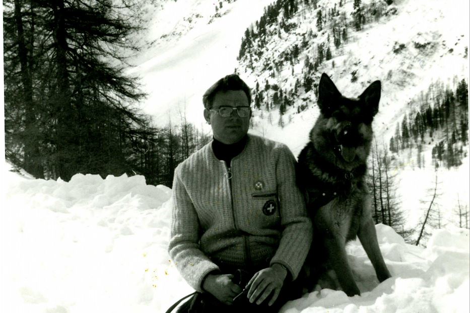 Don Josef nella neve, col suo cane