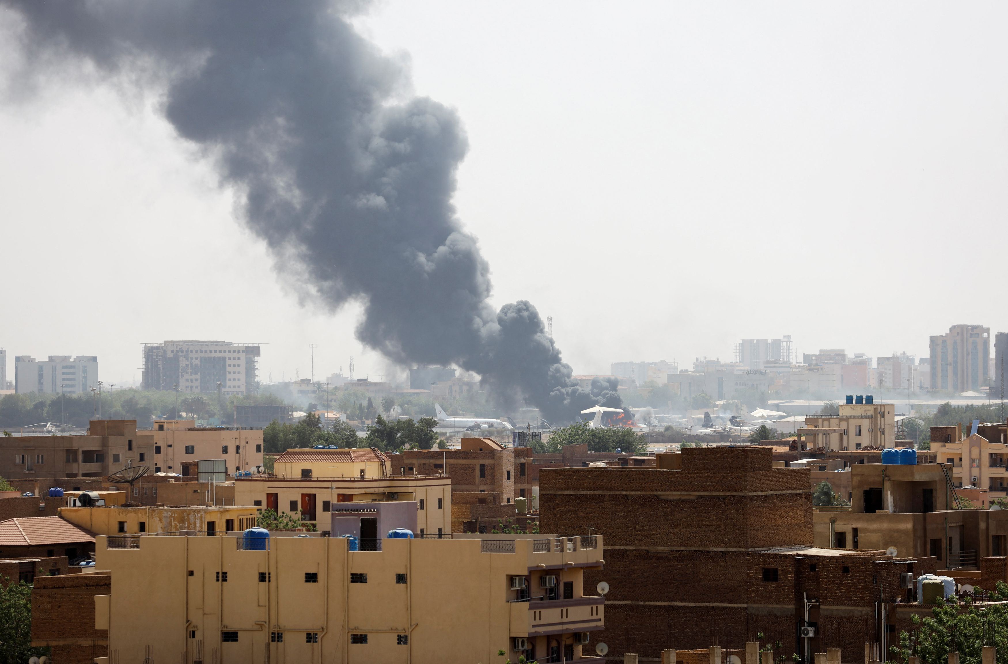 Il fuoco si leva dall'aeroporto di Khartum