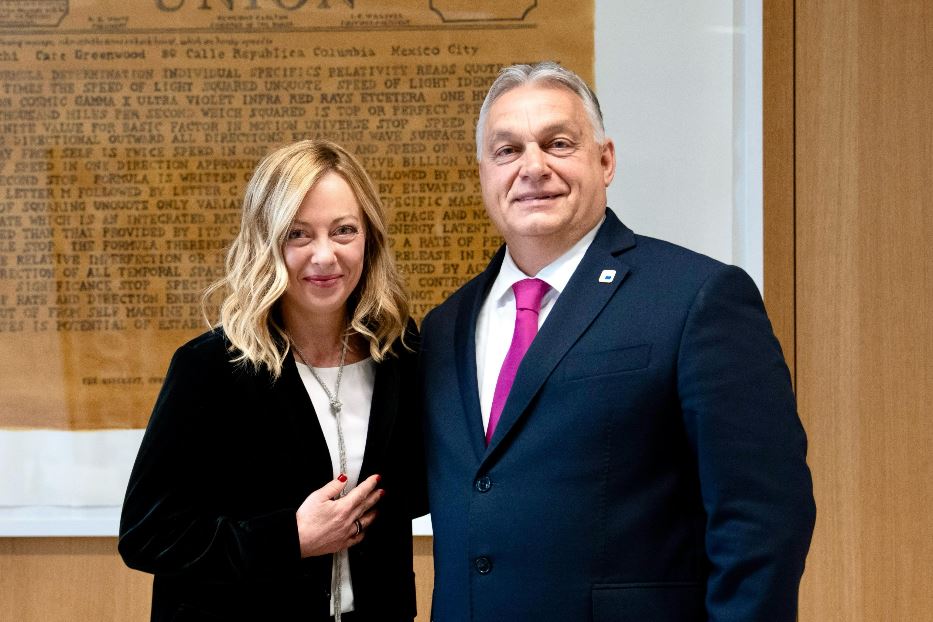 La presidente del Consiglio Giorgia Meloni con il premier ungherese Viktor Orban al Consiglio Europeo