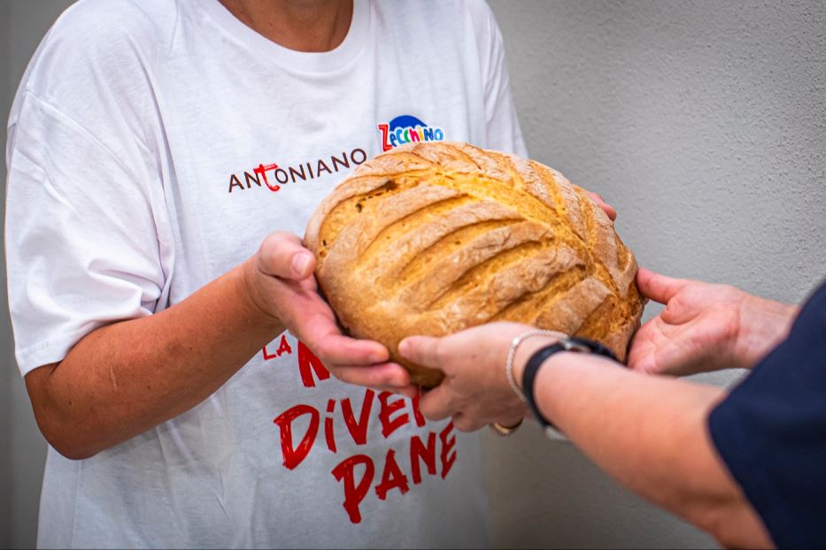 Distribuzione del pane per celebrare la Giornata della povertà
