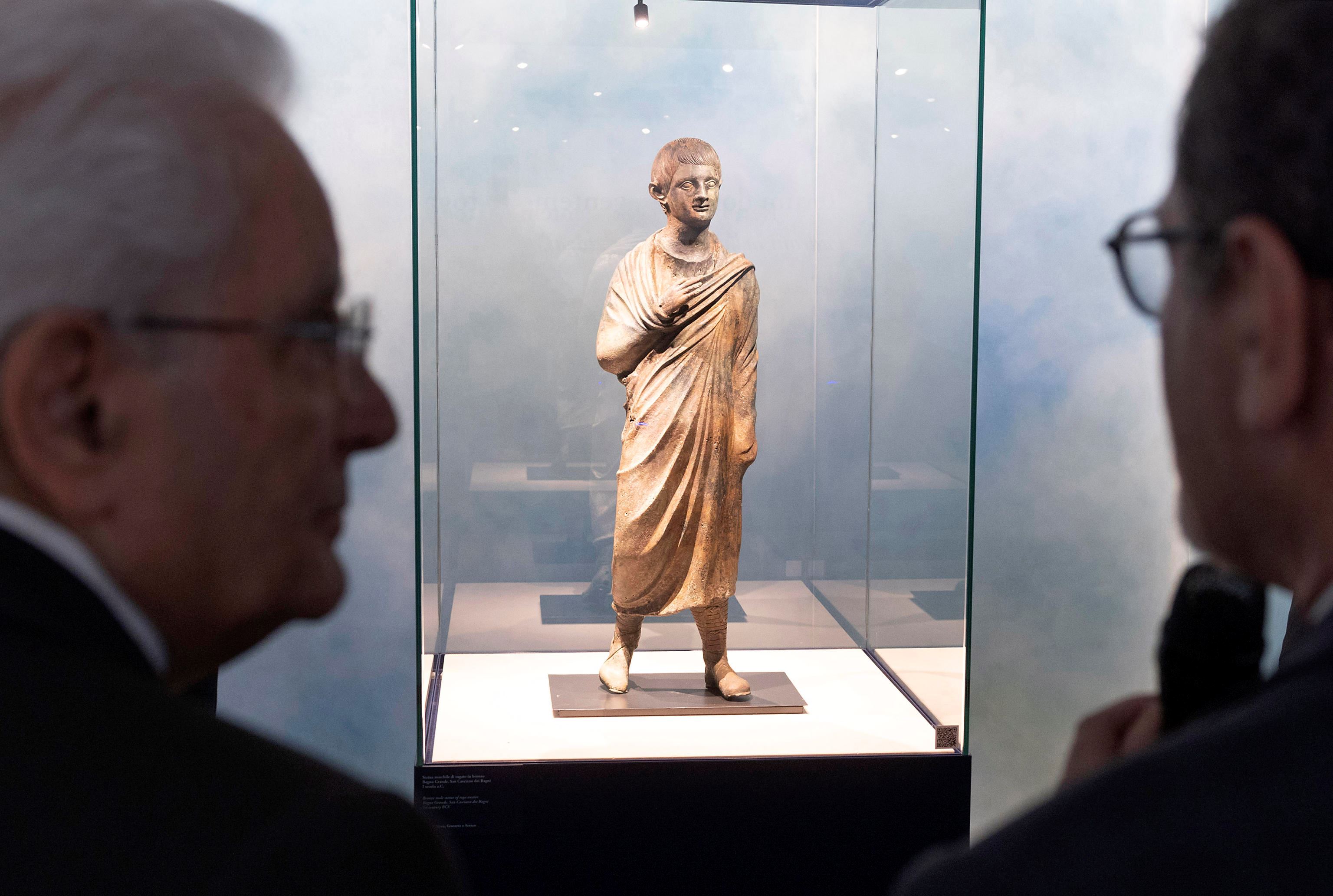 Il presidente Sergio Mattarella all'inaugurazione della mostra al Quirinale sui bronzi di San Casciano