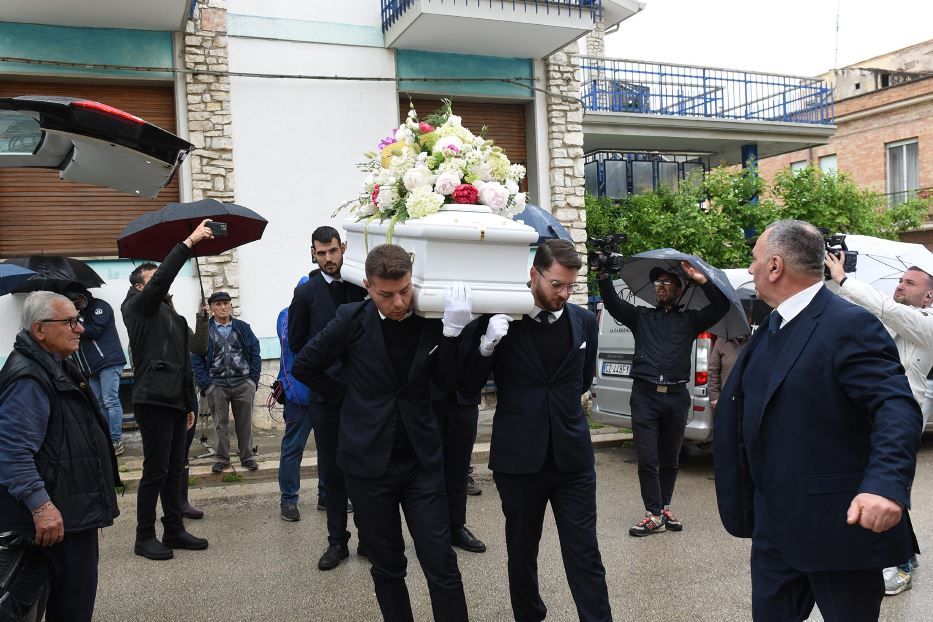 I funerali della 16enne Jessica, uccisa dal padre a Torremaggiore