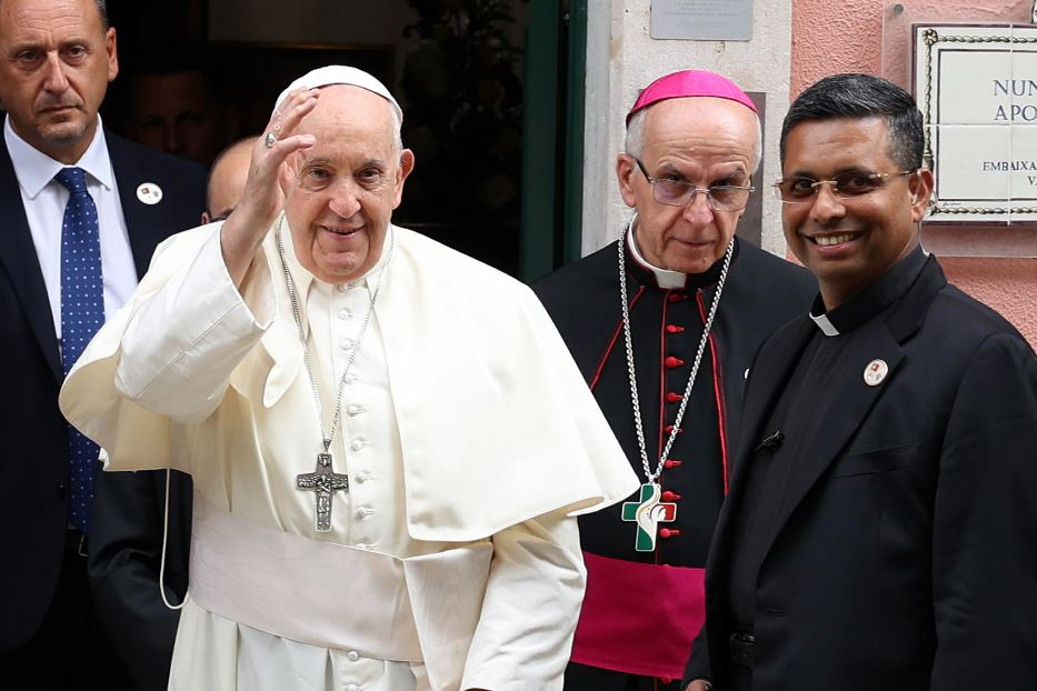 Il Papa sull'ingresso della Nunziatura a Lisbona