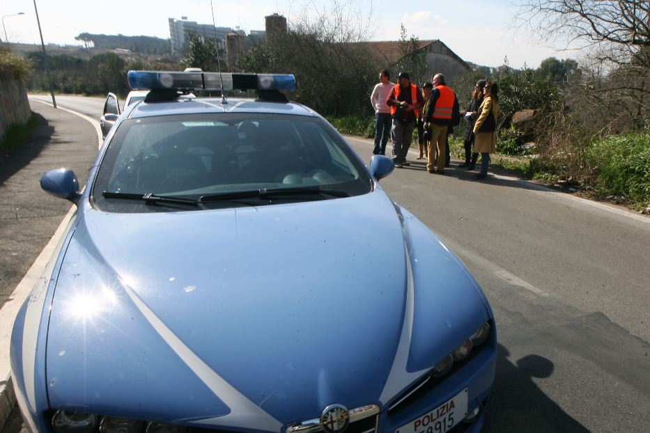 Uomo trovato in un carrello della spesa, ucciso da un colpo di pistola all'addome