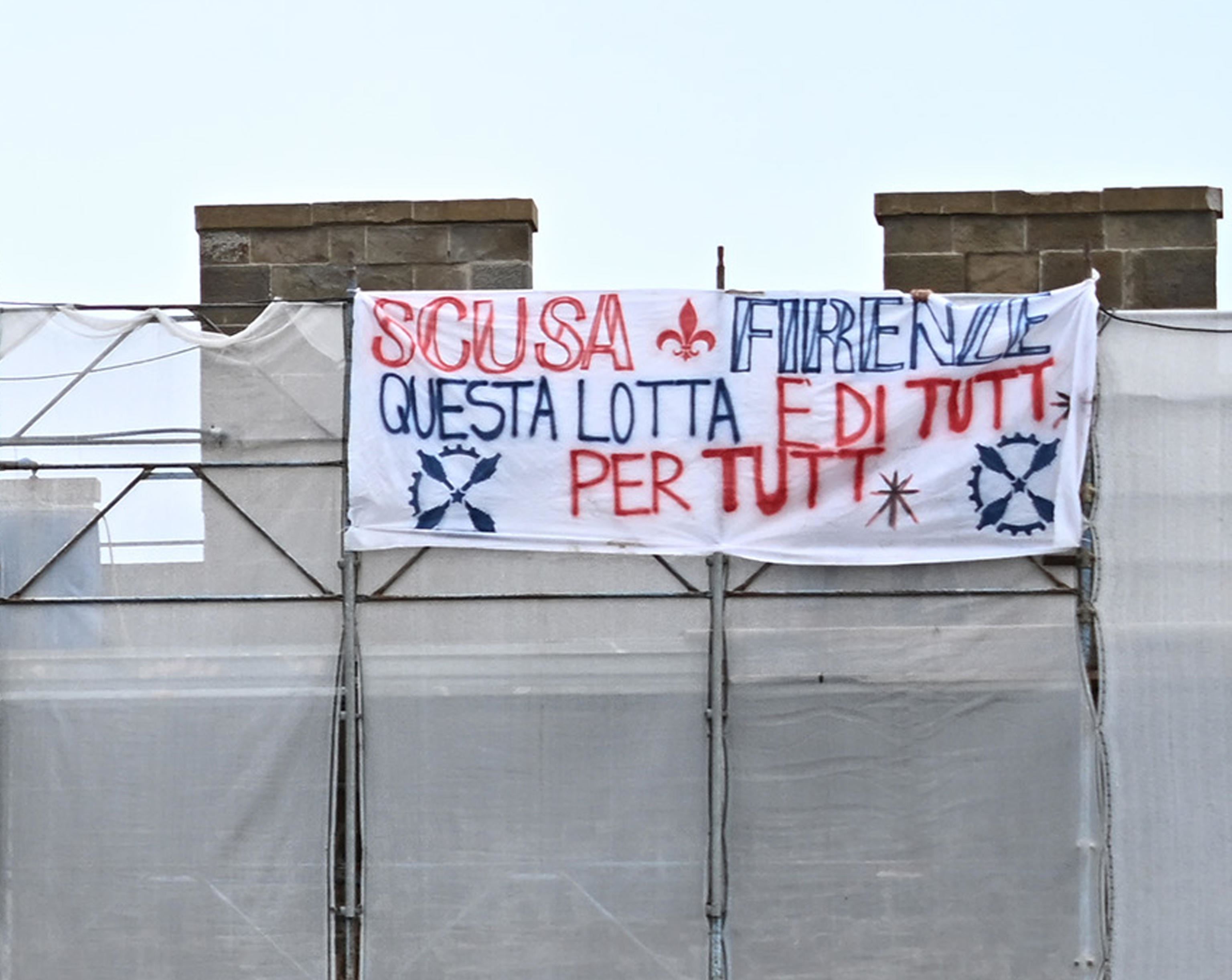 Lo striscione esposto dagli operai della ex Gkn sulla torre di San Niccolò