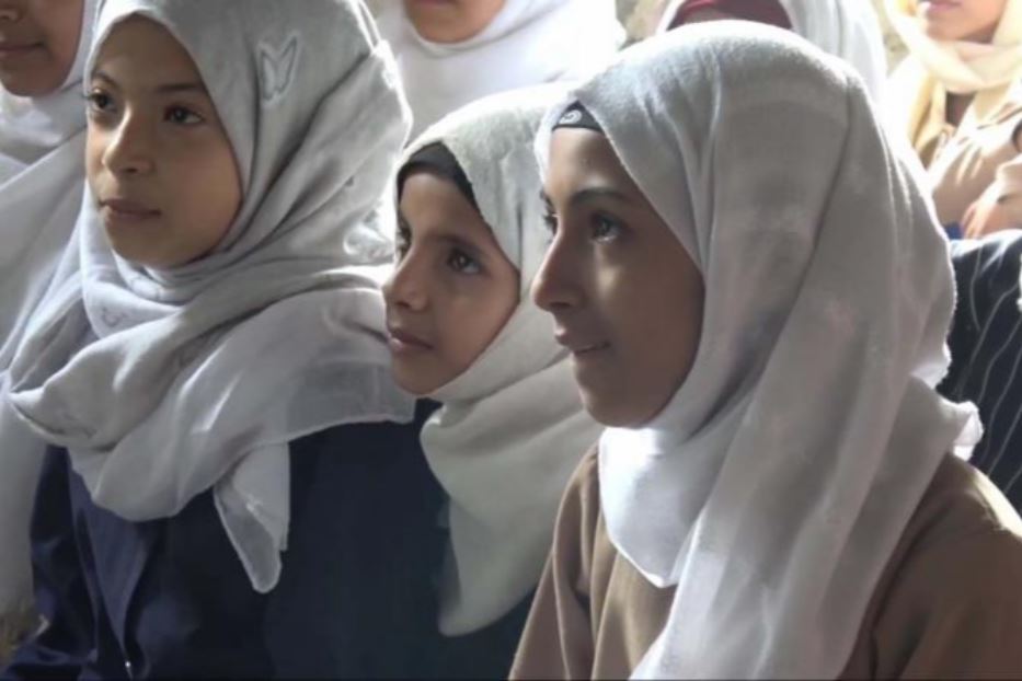 Ragazze yemenite alla scuola di Taiz