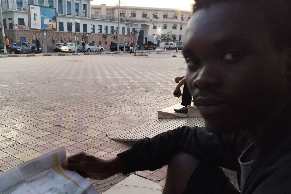 Un ragazzo dell'Angola, fuori dalla stazione di Sfax, in attesa di andare a Tunisi