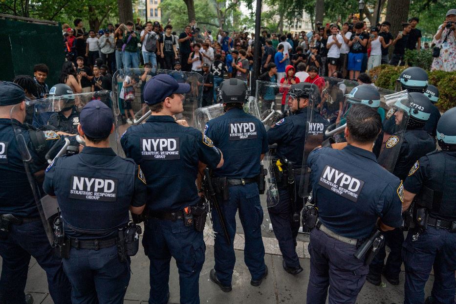 La polizia di New York fronteggia i follower chiamati in piazza da Kai Cenat, un live streamer americano e YouTuber noto soprattutto per i suoi live streaming su Twitch e i suoi contenuti comici pubblicati su YouTube