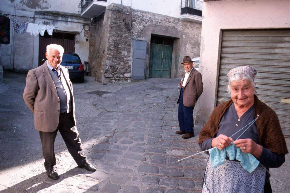 Tre anziani a Sant'Arcangelo in provincia di Potenza