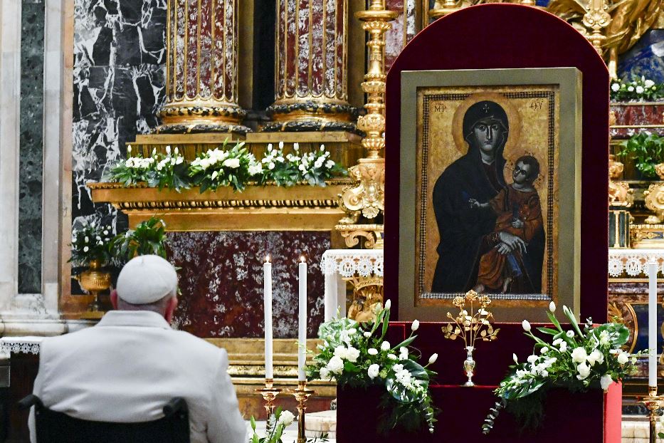 Papa Francesco prega davanti alla Salus Populi Romani