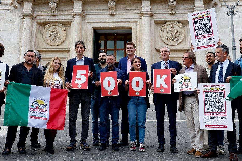 Riccardo Magi (terzo da sx) e altri promotori del referendum a Montecitorio mostrano il numero 500 mila