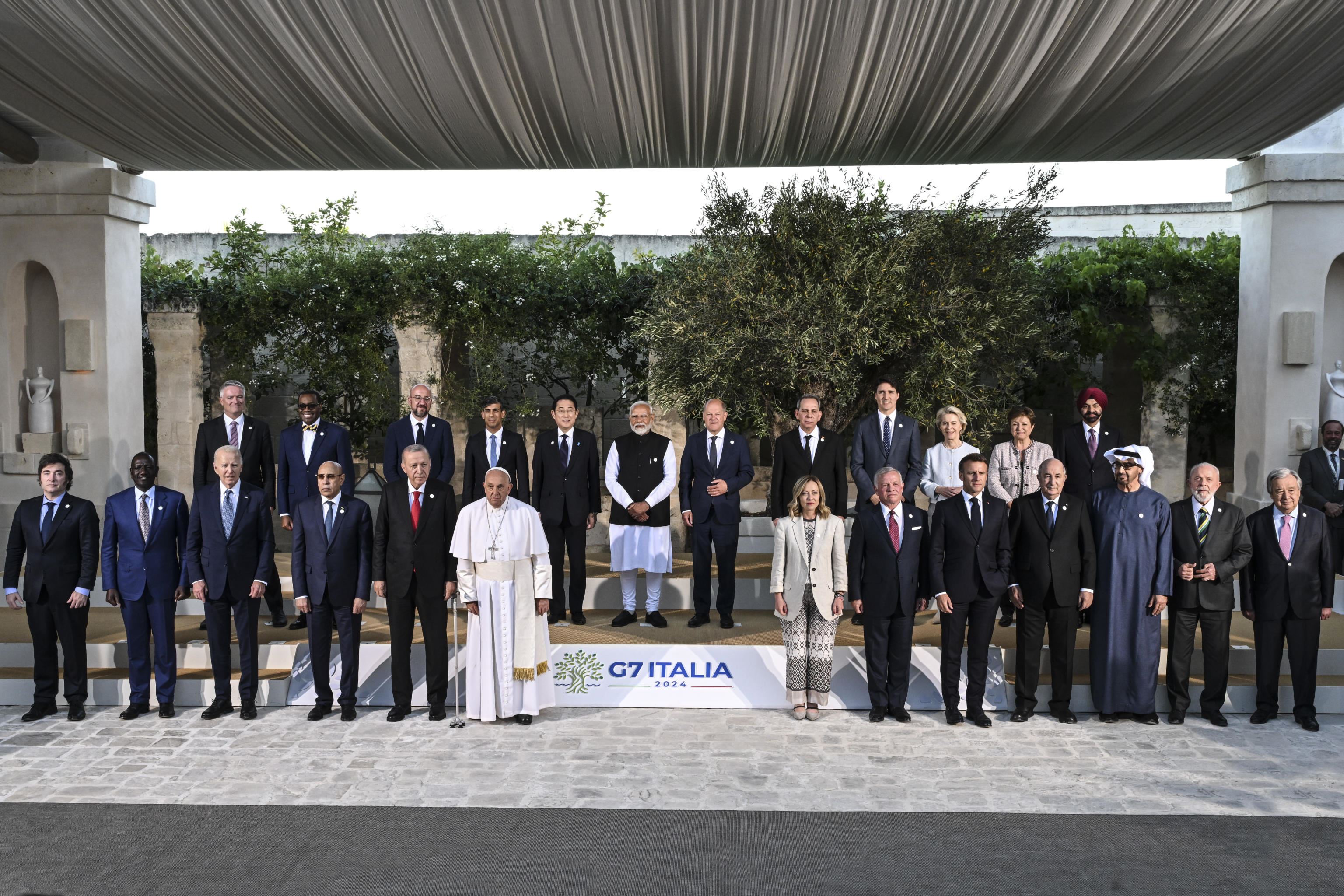 La foto storica del Papa con i grandi del mondo al G7, prima volta per un Pontefice