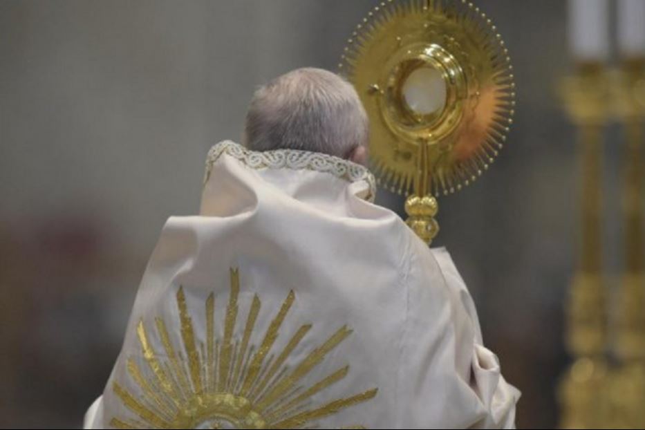 Il Papa solleva l'ostensorio con il Santissimo Sacramento nella Basilica di San Pietro