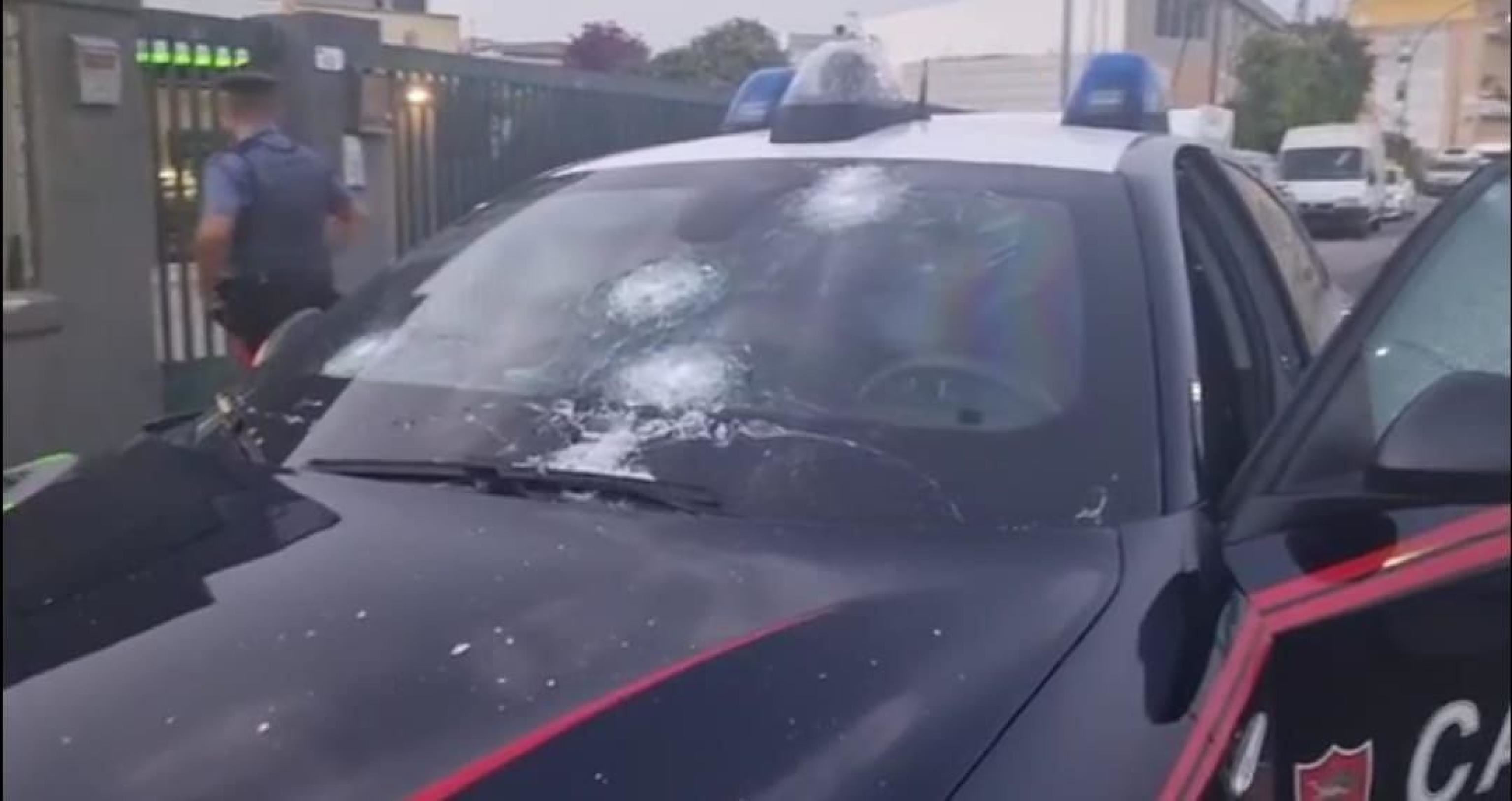 La macchina dei carabinieri crivellata dai colpi dei rapinatori a Sassari
