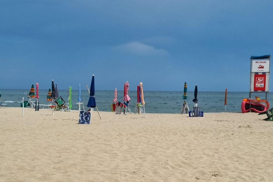 Fulmine in spiaggia: tre donne ferite, una è grave. Un morto a Salerno