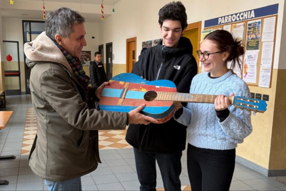 La chitarra più strana del mondo (e amata da Sting) percorrerà la Terra