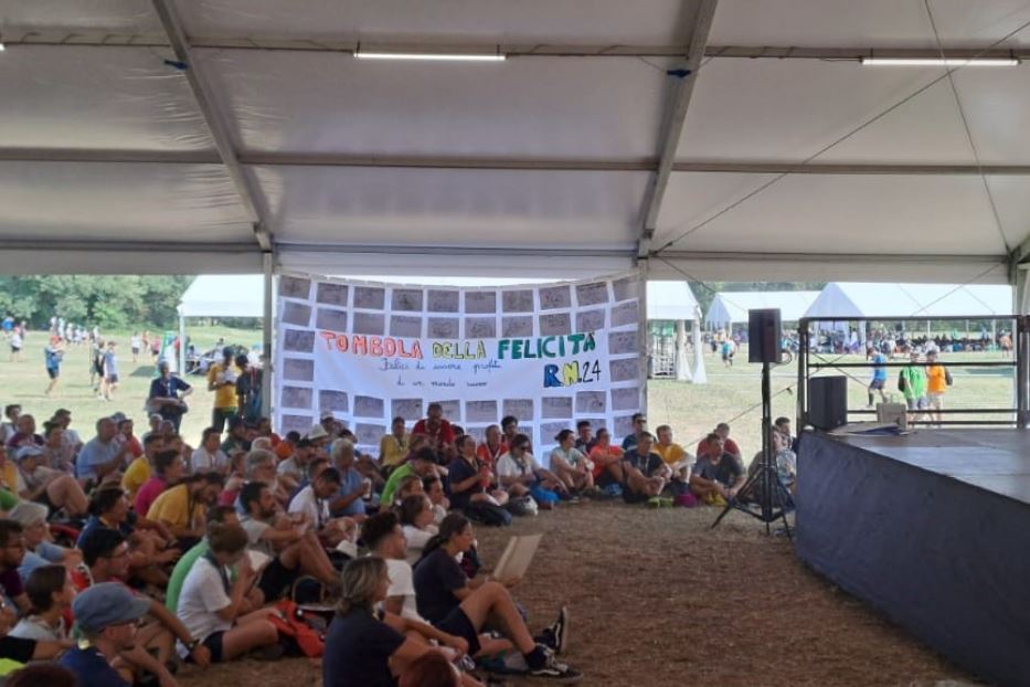 Il cartellone con la Tombola della felicità