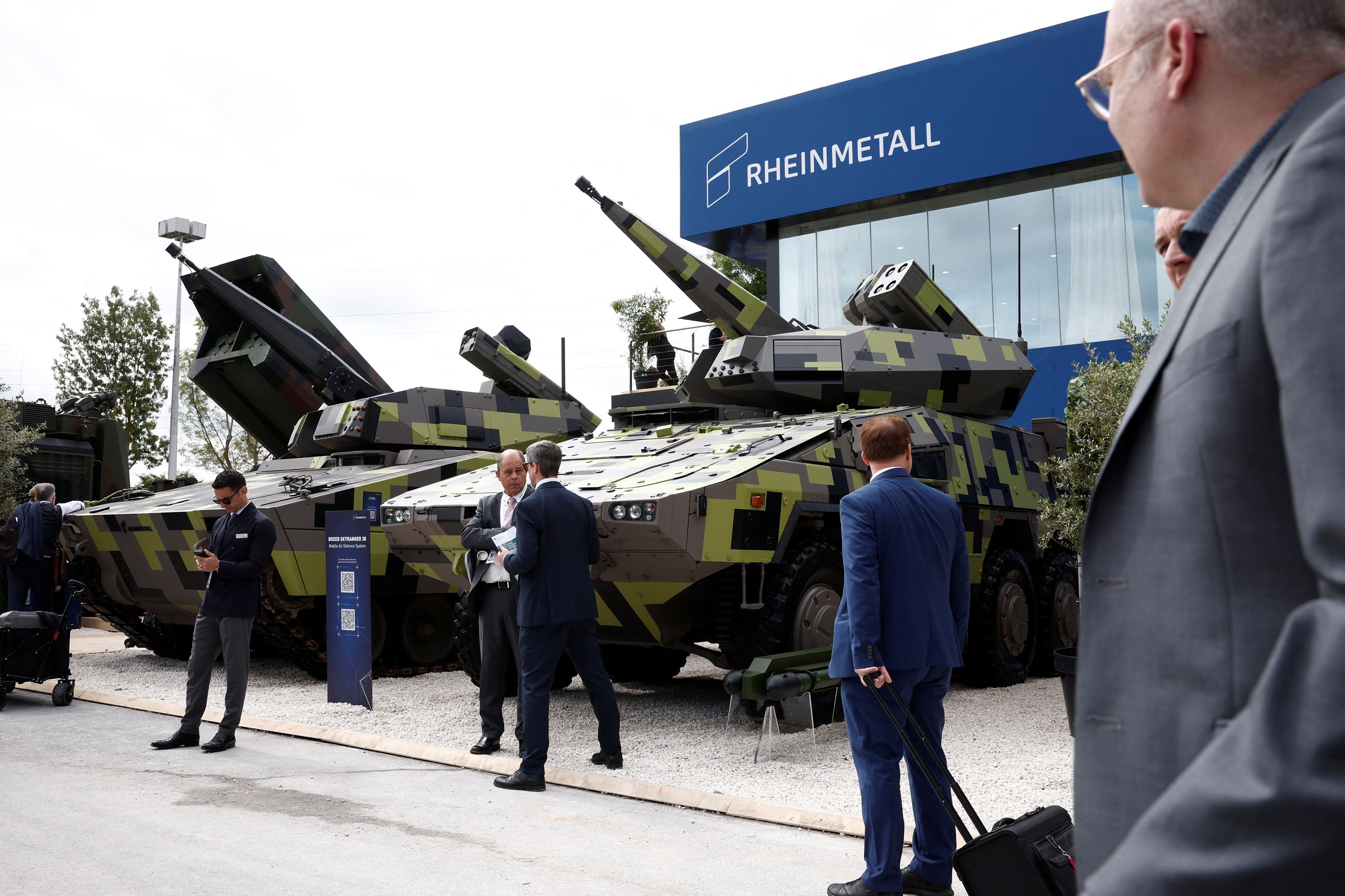 Mezzi blindati della Rheinmetall in esposizione in questi giorni all'Expo delle armi di Parigi