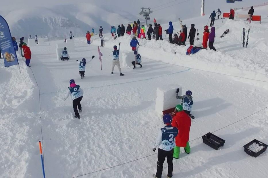 Lo yukigassen, una gara di combattimento a palle di neve originaria del Giappone