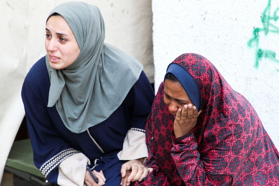 Due donne in lacrime a Rafah, nel Sud della Striscia di Gaza