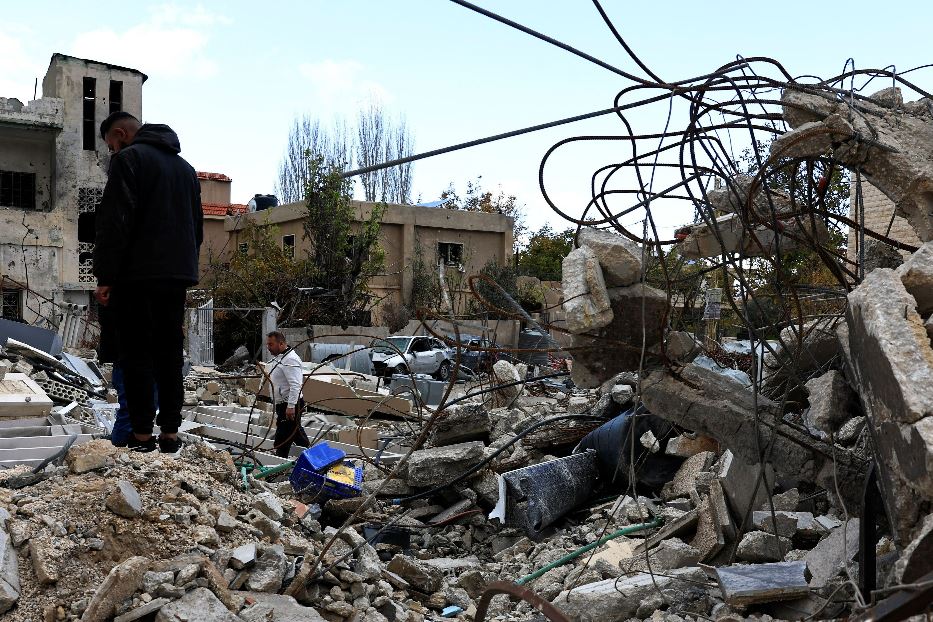 Ciò che resta di una casa di Baalbek nel sud del Libano centrata dalle bombe israeliane: anche ieri in molti sono tornati nelle zone colpite