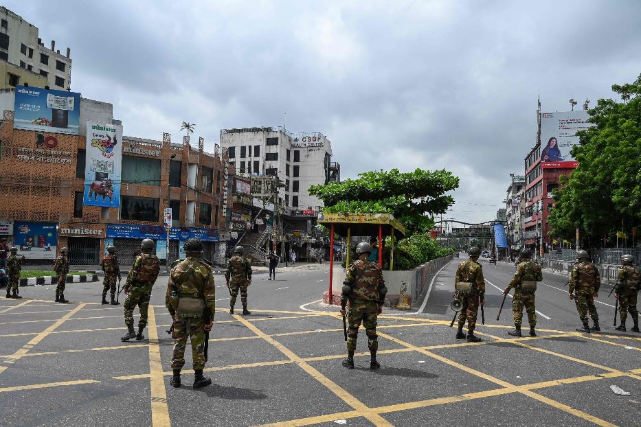 Soldati presidiano le strade di Dacca: il coprifuoco, entrato in vigore dalla mezzanotte tra venerdì e sabato, durerà fino a domenica mattina