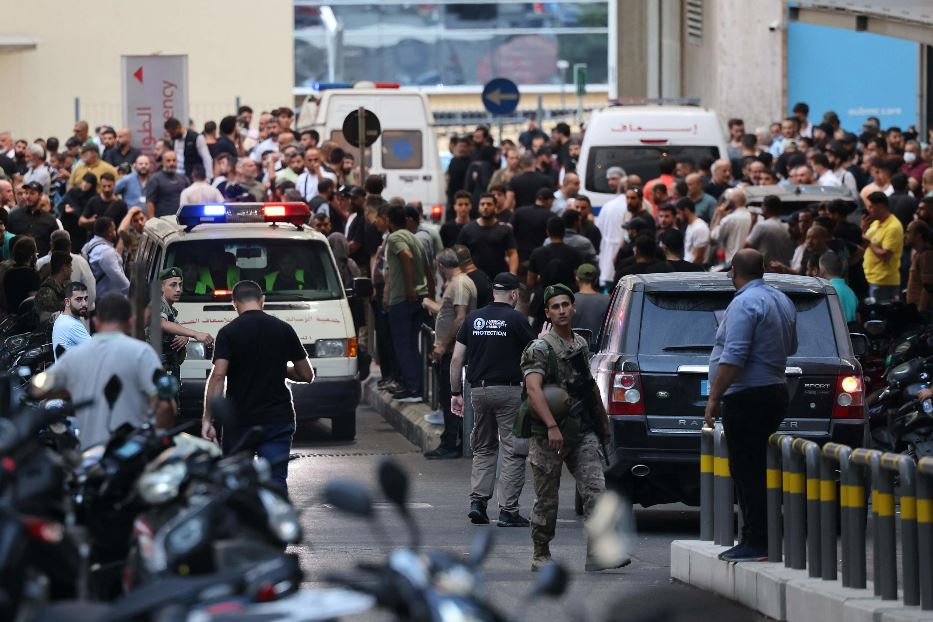 Ambulanze all'entrata del centro medico dell'American University di Beirut