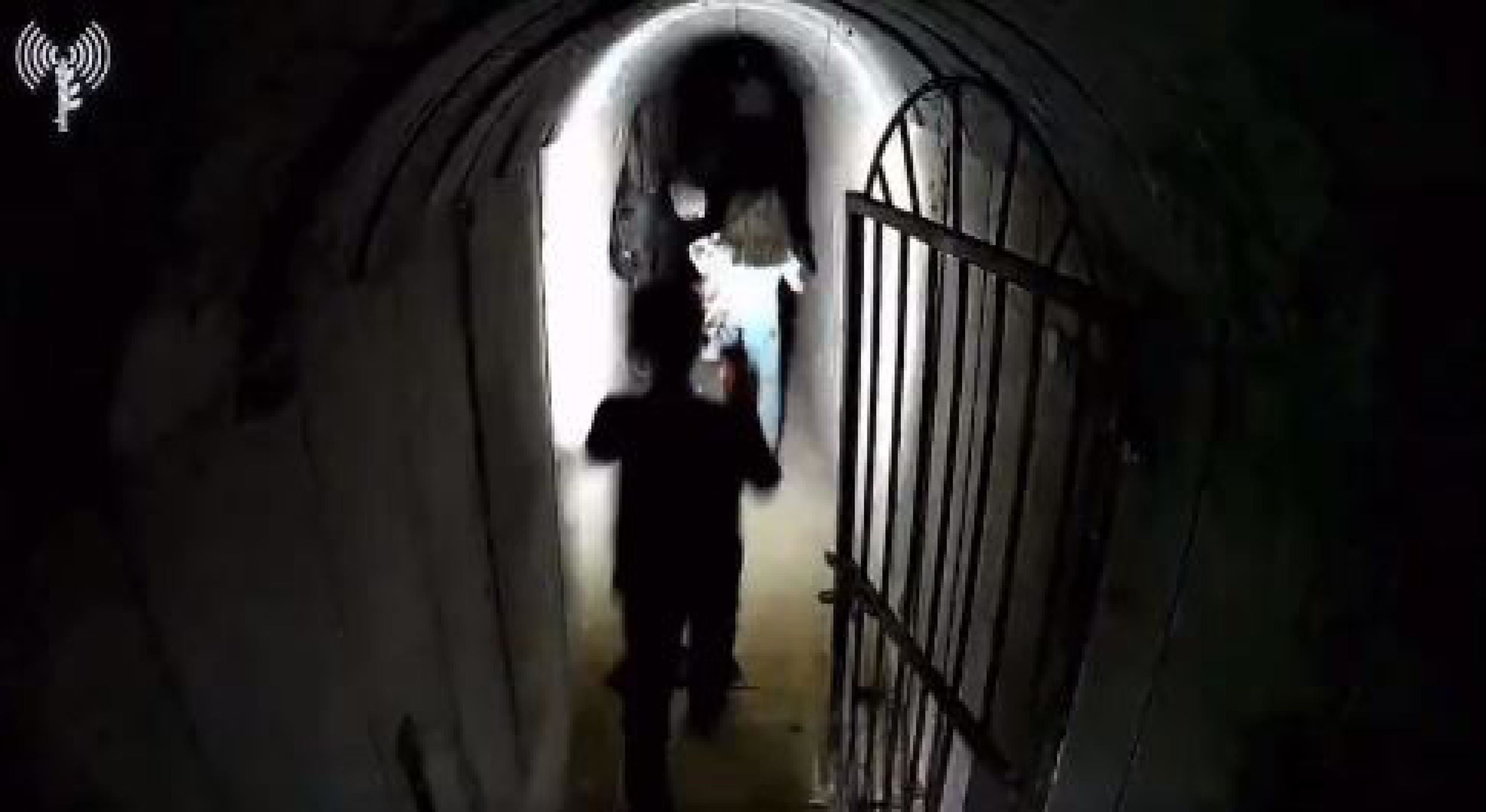 Un frame del video diffuso dalle Forze di Difesa israeliane che mostra il leader di Hamas a Gaza, Yahya Sinwar, in un tunnel della Striscia con moglie e figli